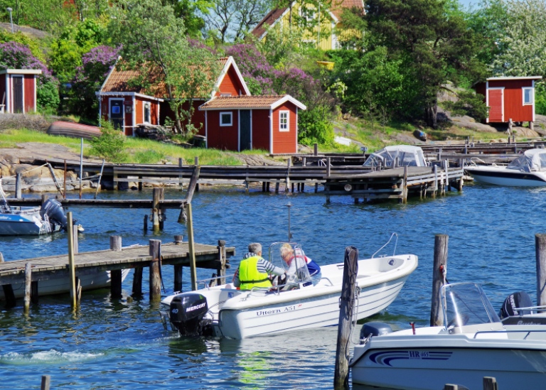 Fritidsbåt åker ut från hamnen i gamla Oxelösund