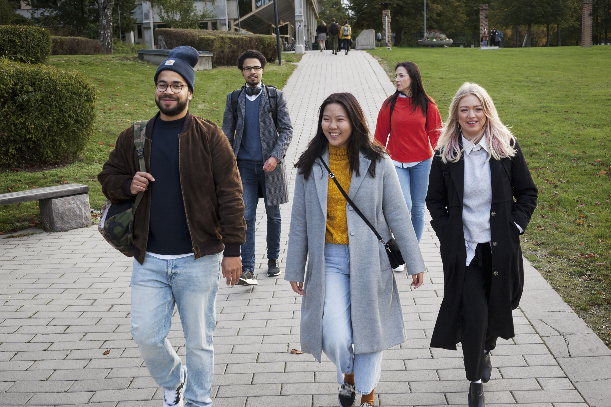 En lärare och två studenter som utför ett experiment