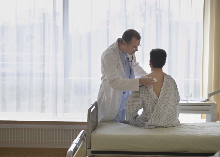 Läkare och patient i ett sjukhusrum