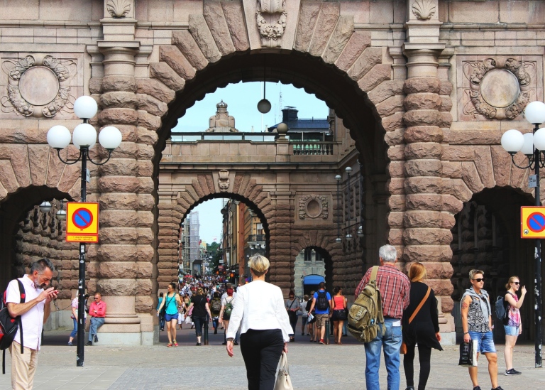 Människor som myllrar utanför Sveriges riksdag.