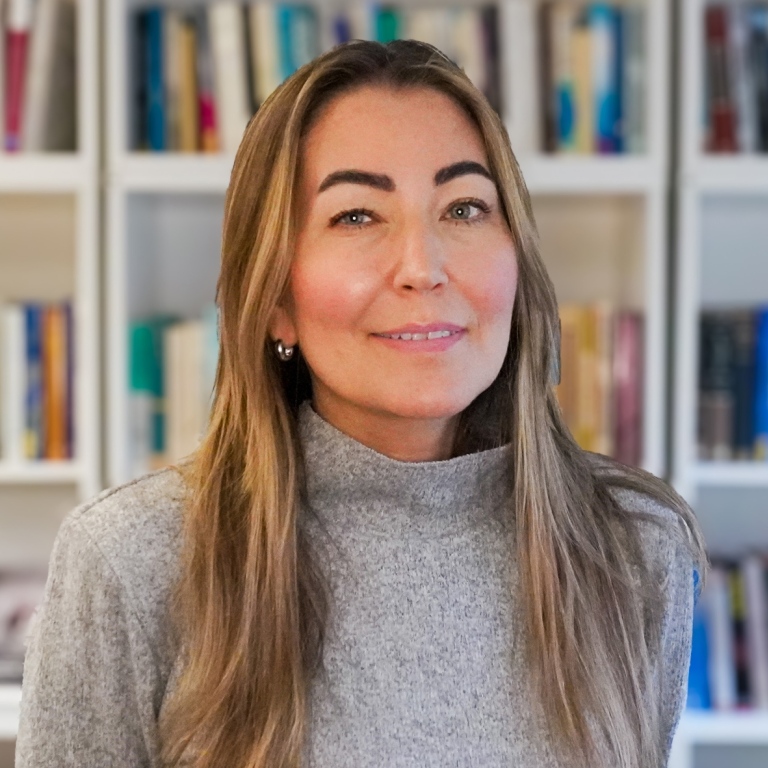Porträttfoto av Susan Niknami