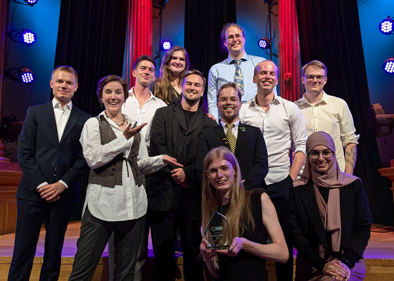 Finally Games, teamet bakom spelet Sonder, tar emot priset på SGA galan.