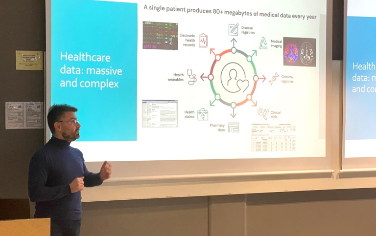 Professor Panagiotis Papapetrou, DSV, pratar om AI-verktyg inom sjukvården under ett seminarium.
