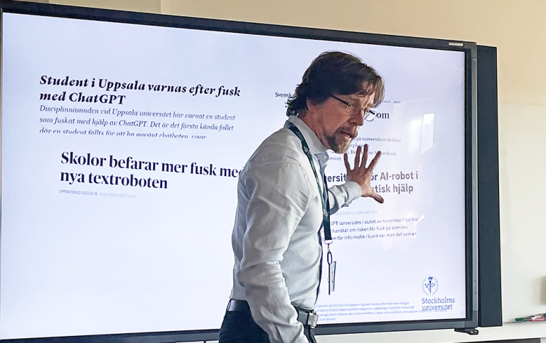 Martin Henkel presenterar ChatGPT för prefekterna på Samfak. 
