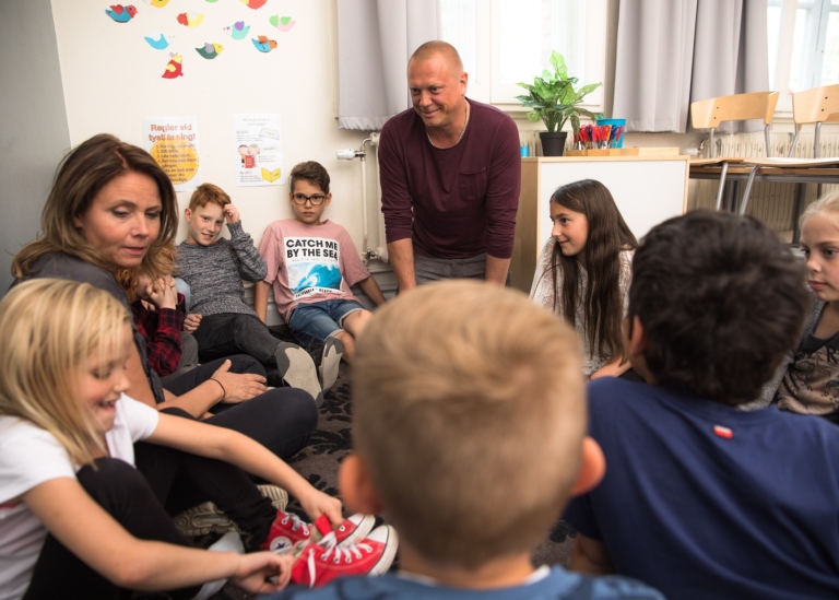 Foto på Lärare och barn som har samling