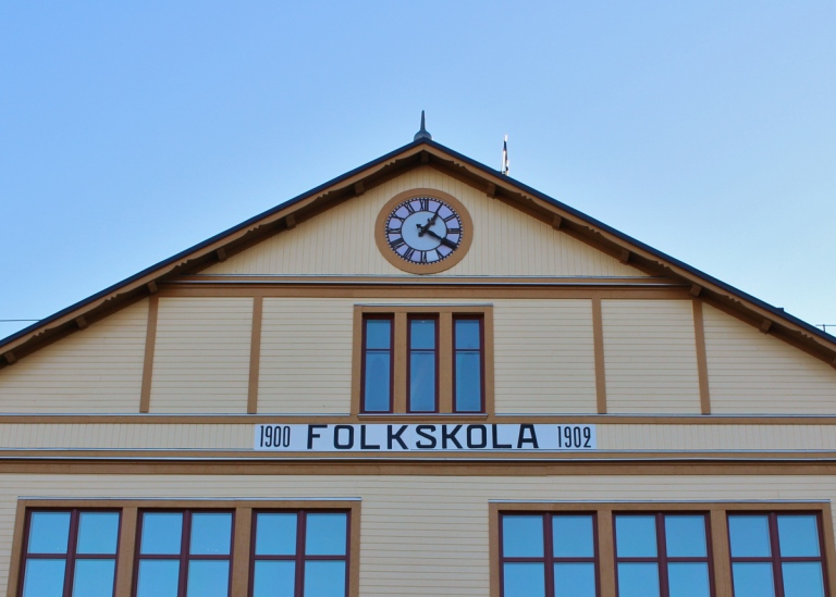 Skola med skylt Folkskola