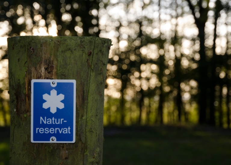 Skylt med texten naturreservat