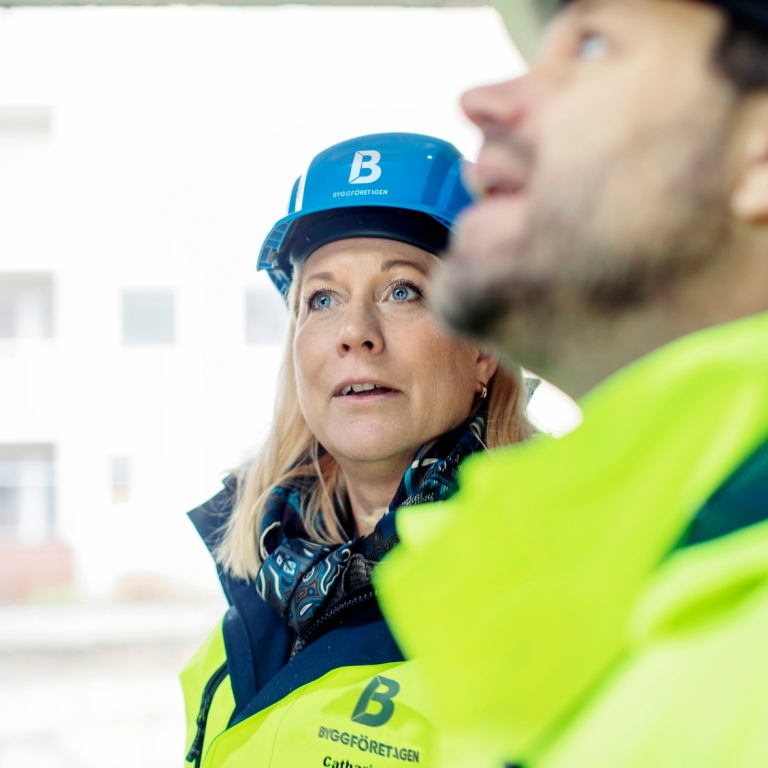 Två personer i varselkläder