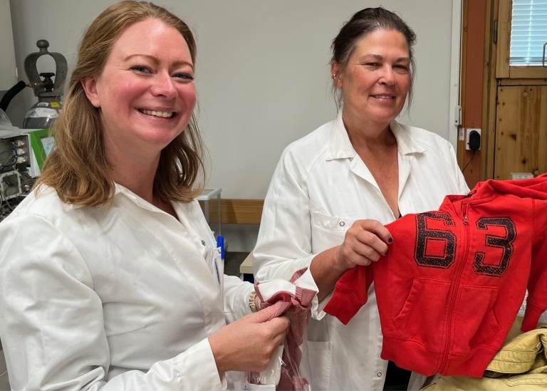The photo shows Josefine Carlsson and Professor Ulrika Nilsson at the Department of Materials and Environmental Chemistry, Stockholm University.