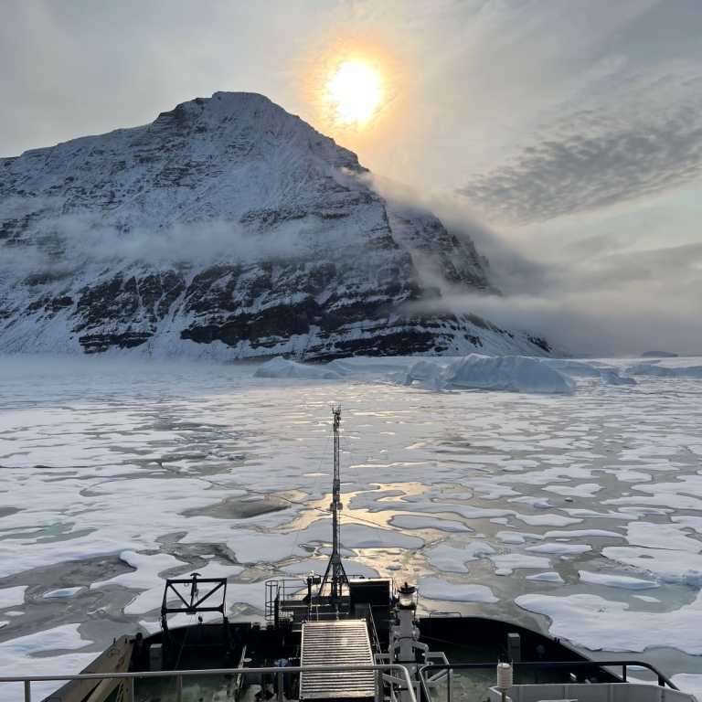 Arctic mountains, sea and ship. Photo: Johan Nilsson/MISU/Stockholm University