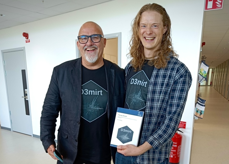 Foto på Erik Forsberg med sin handledare Anders Sjöberg. Båda har D3mirts-T-shirts på sig.