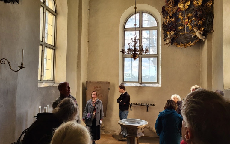 Människor i medeltida kyrka.