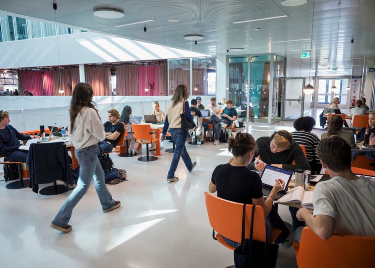 Studenter och lärare i Campus Albano