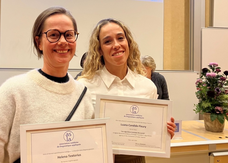 Helena Textorius and Luana Fleury holding their diplomas. Photo: Mona Blåsjö