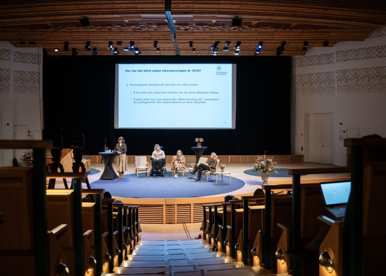Vy över Aula Magna med några av panelisterna uppe på scen