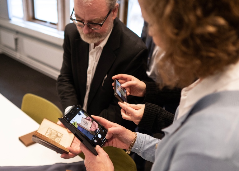 Flera personer som var på plats tog mobilbilder på fyndet.