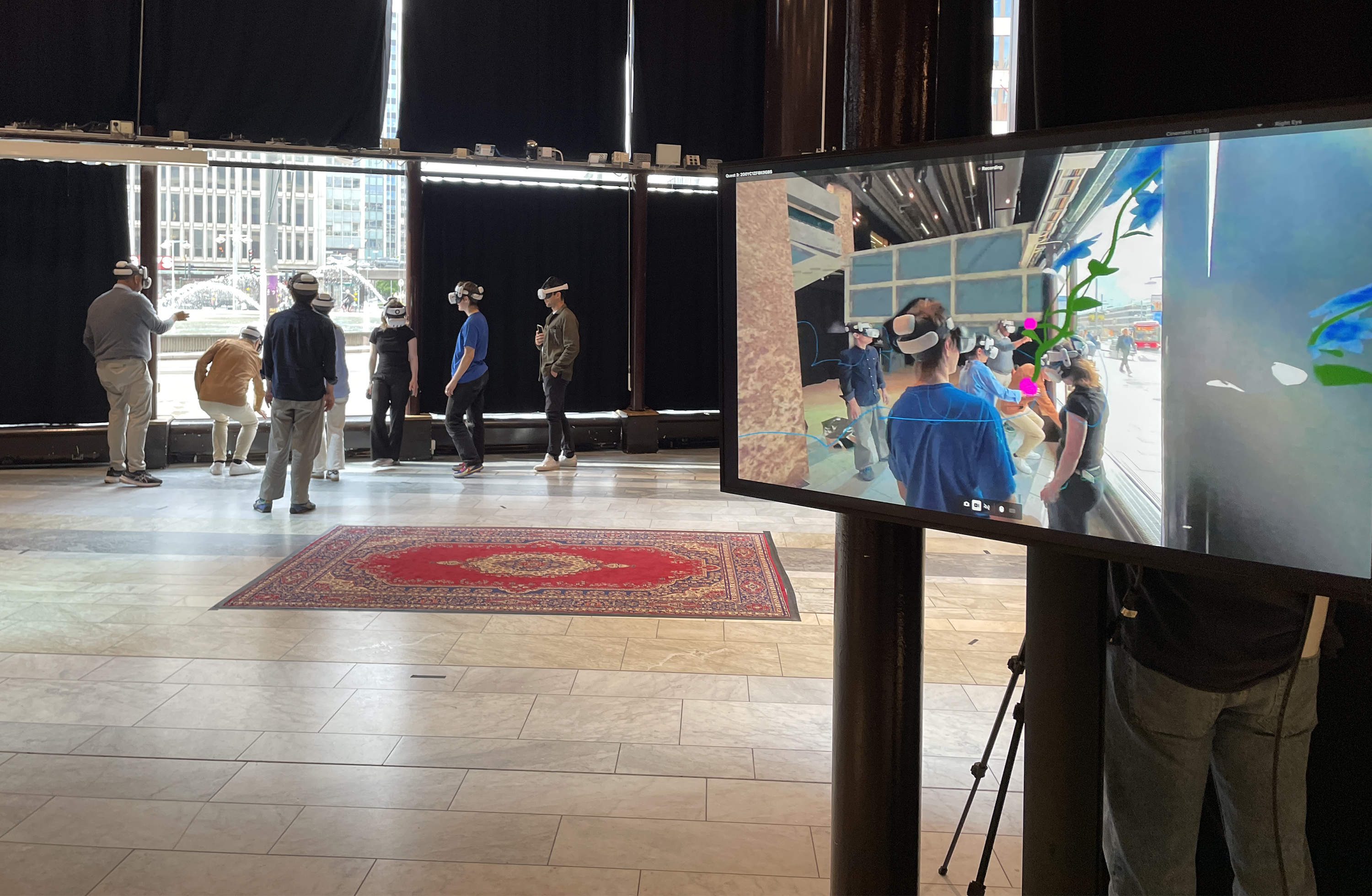 Personer med VR-headset rör sig i en studio på Kulturhuset Stadsteatern.