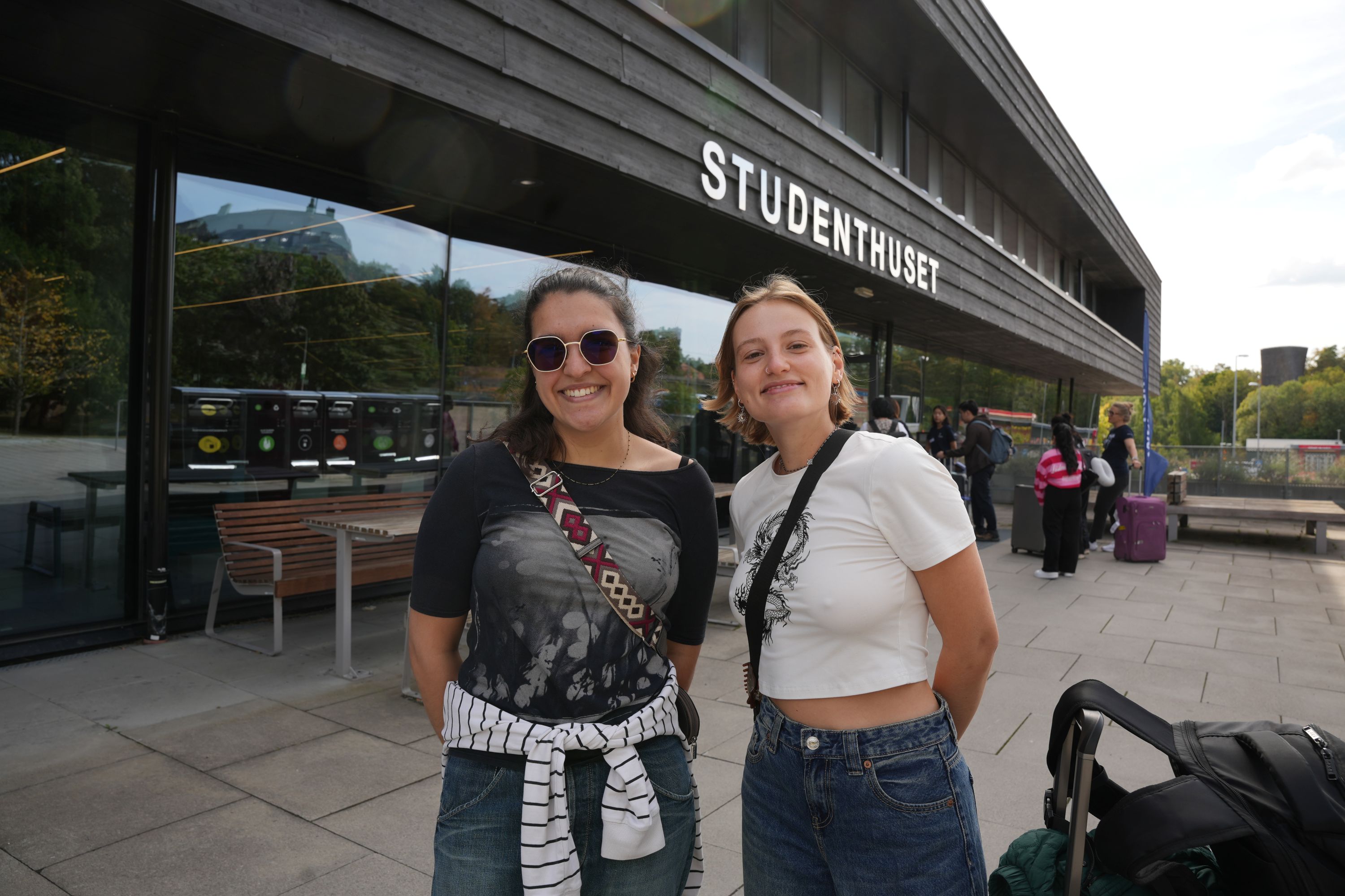 Biology students Lucie and Lilou outside Studenthuset.