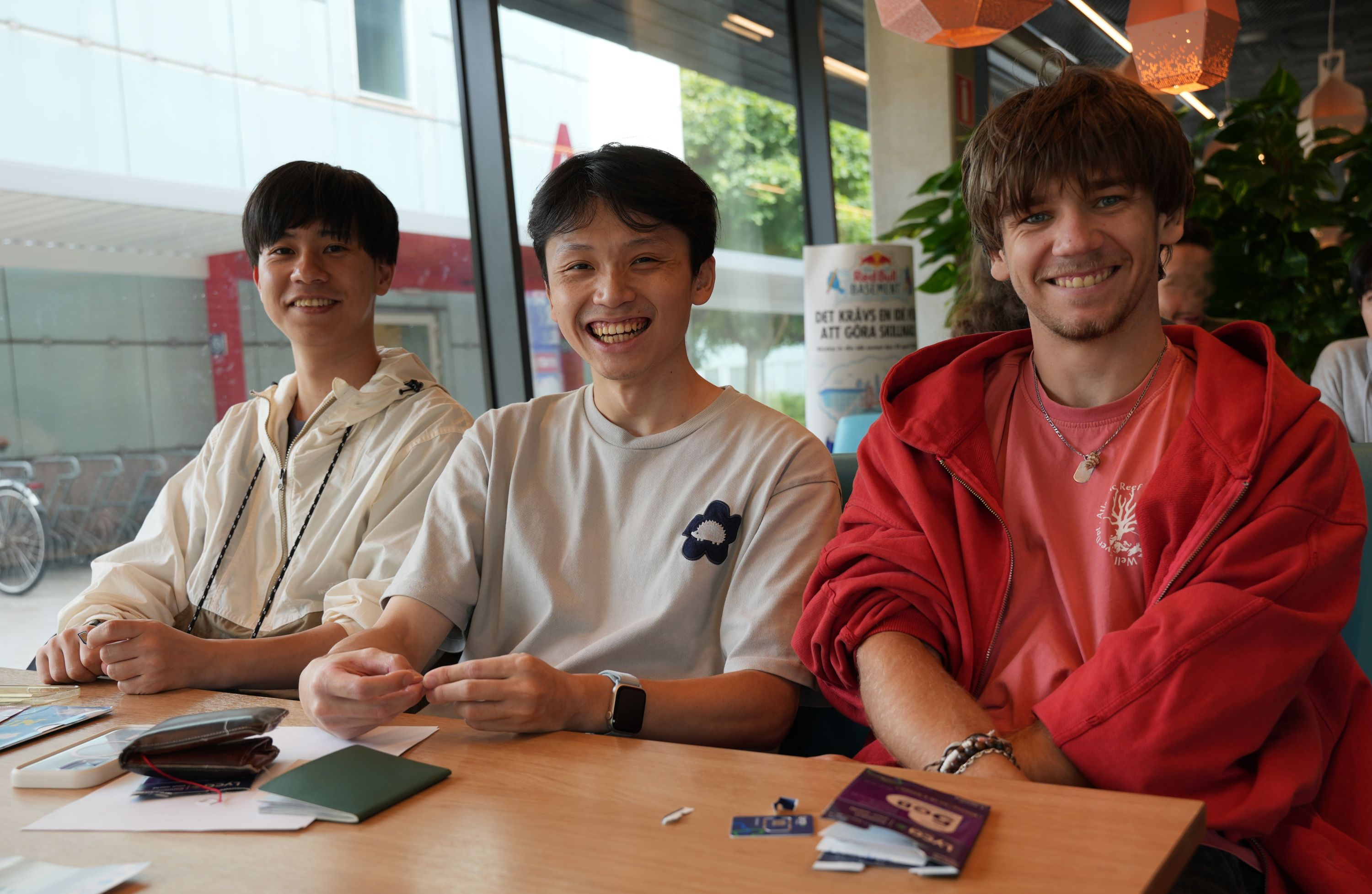 Three students in Studenthuset during the Arrival Service.