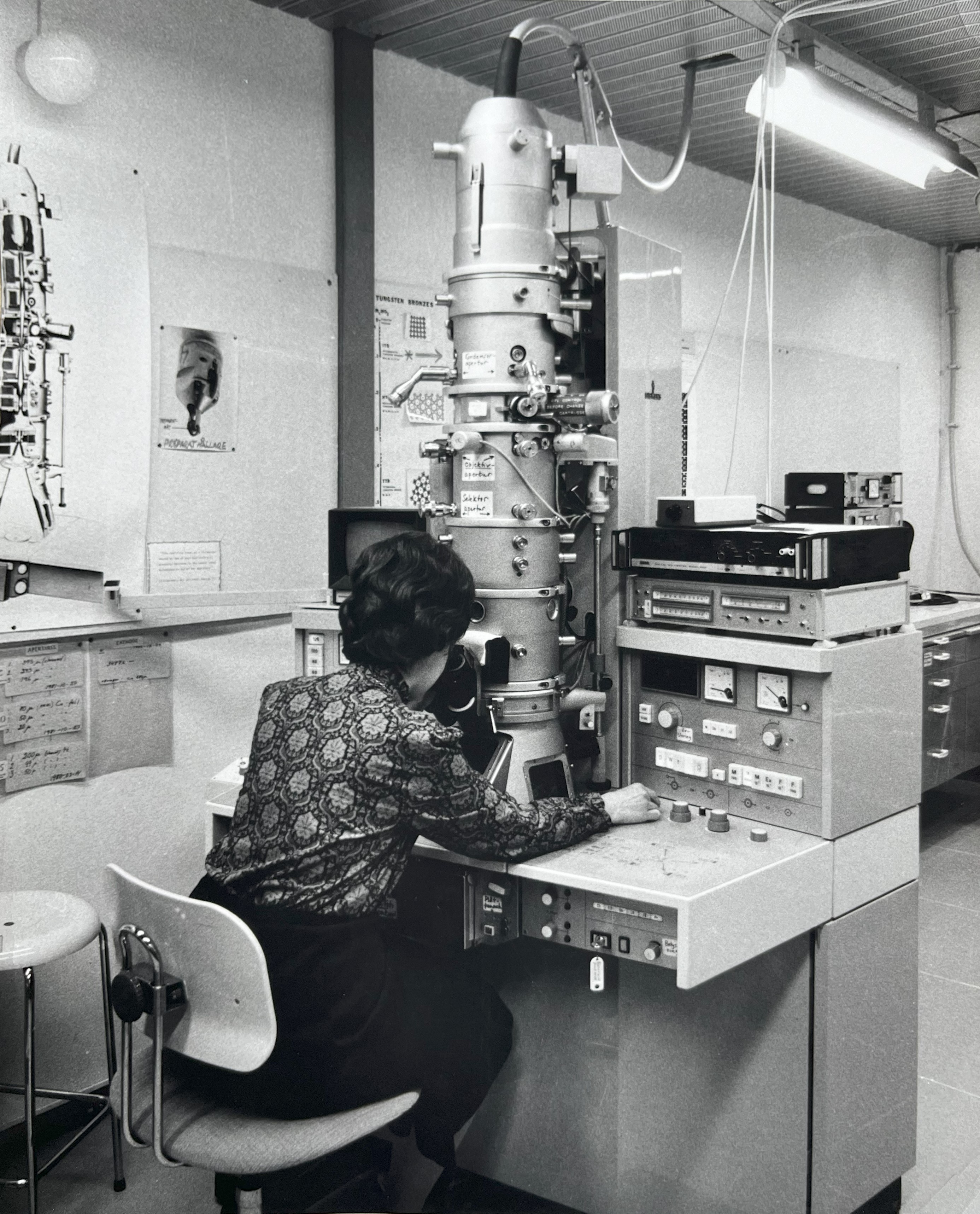 Margareta Sundberg at the Department of Chemistry
with the first installed microscope, a Siemens ELMISKOP 102, in 1974.