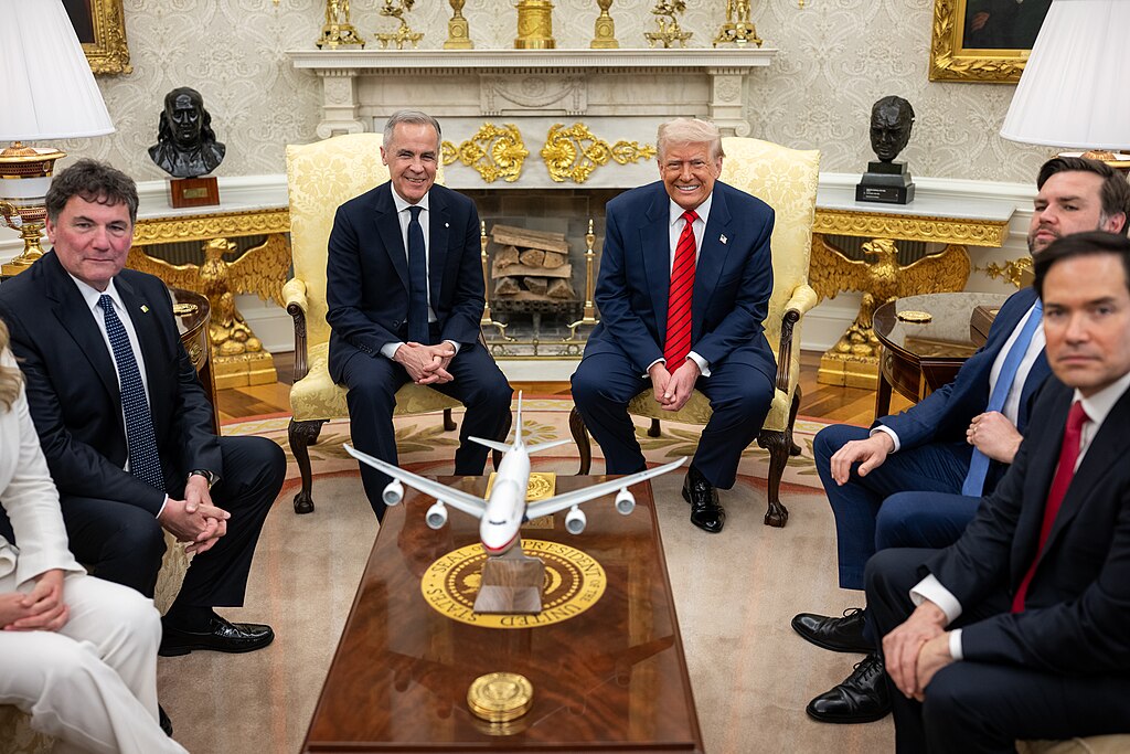 President Donald Trump träffar Kanadas premiärminister Mark Carney, tisdagen den 6 maj 2025, i Ovala rummet. (Officiellt foto från Vita huset av Daniel Torok). Foto: The White House, Public domain, via Wikimedia Commons. 