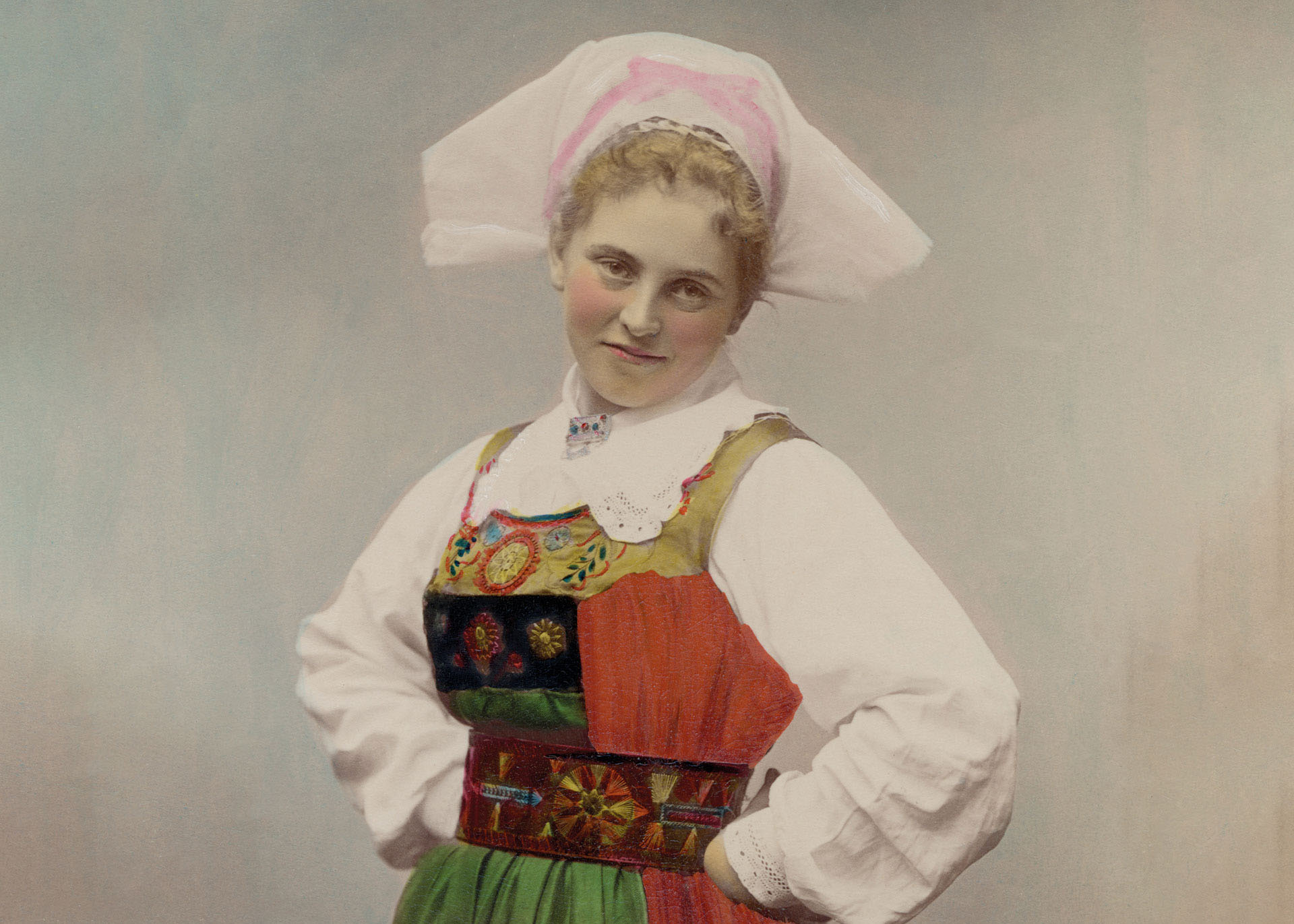 Gammalt tryck av kvinna med folkdräkt från Södermanland från Nordiska museet