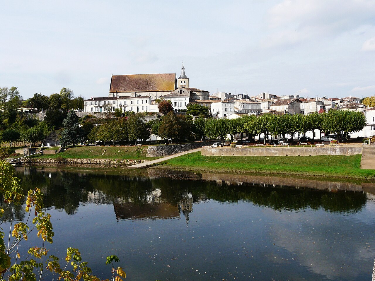 Isleflodens stränder, Guîtres och dess klosterkyrka Notre-Dame, Gironde, Frankrike.