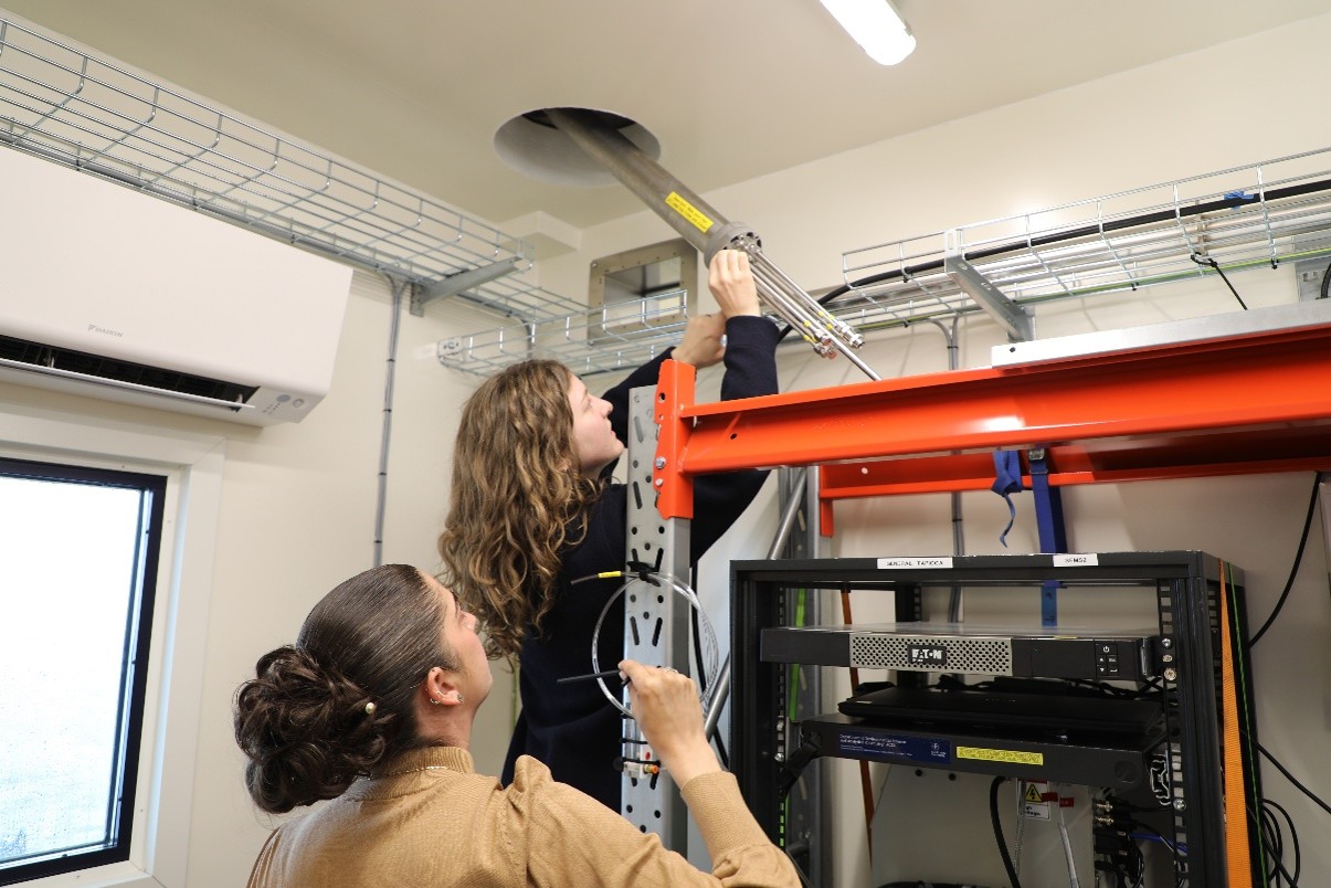 Caption: Irene and Faustine working on the instrument.