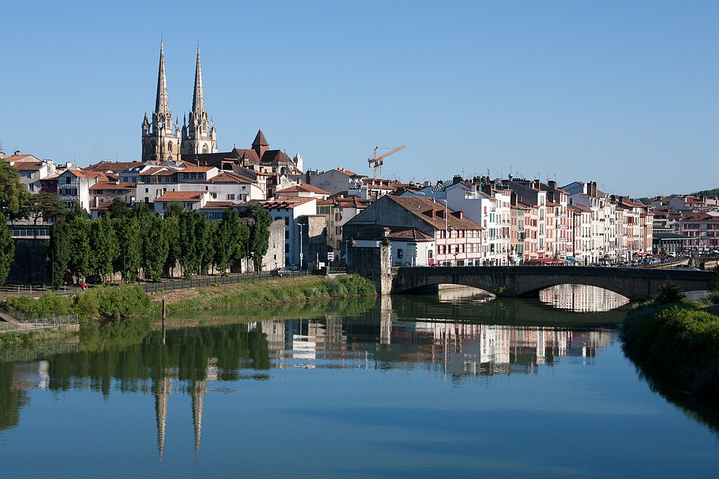 Den historiska stadskärnan i Bayonne, sedd från Aviron Bayonnais klubbhus. Foto: Daniel VILLAFRUELA, CC BY-SA 3.0, via Wikimedia Commons