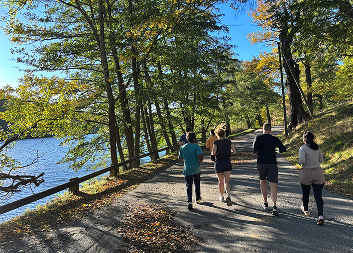 The group jogging past Laduviken lake.