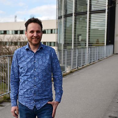 Professor Emil Johansson Bergholtz outside AlbaNova. Photo: Gunilla Häggström