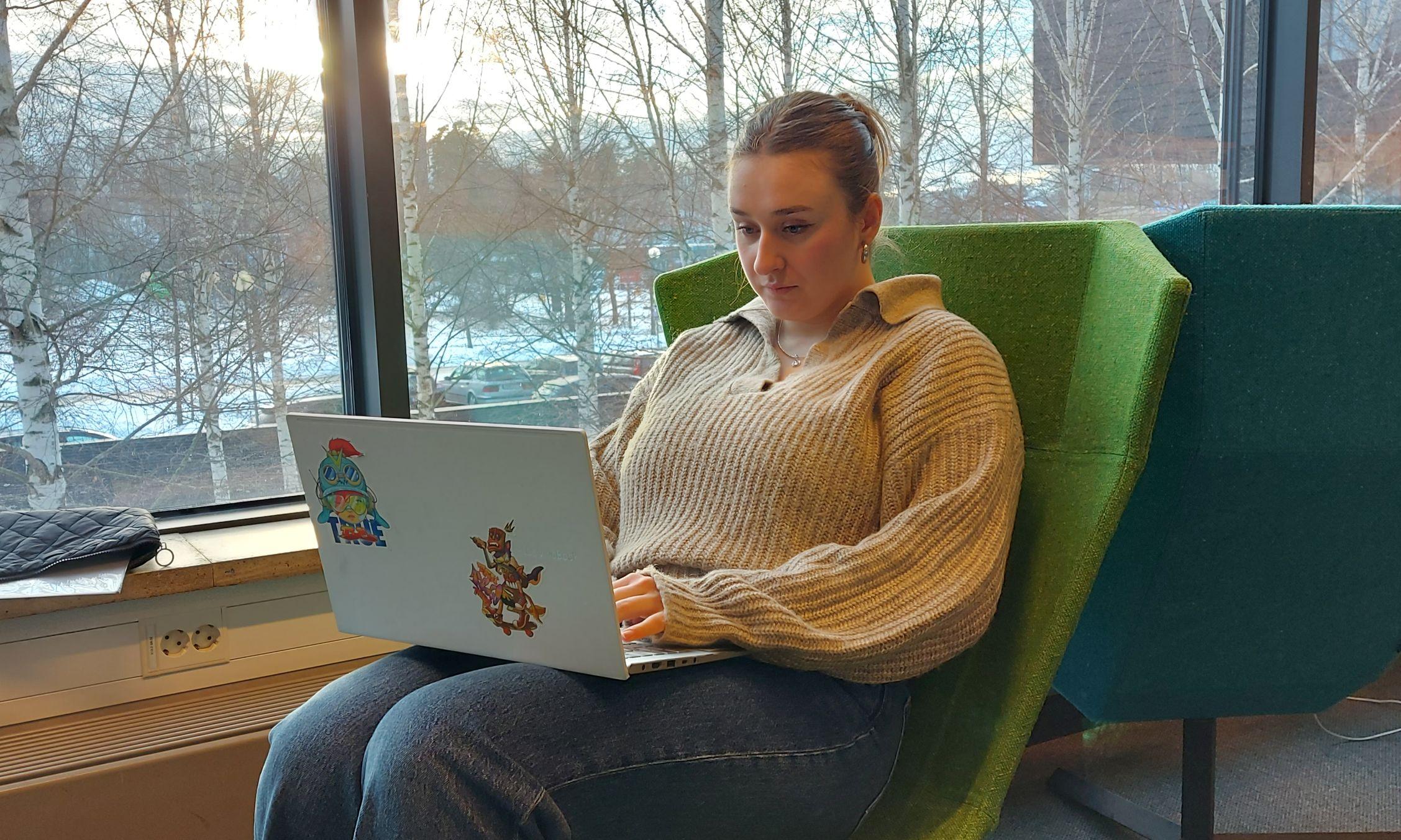 Karina på en läsplats i Studenthuset.
