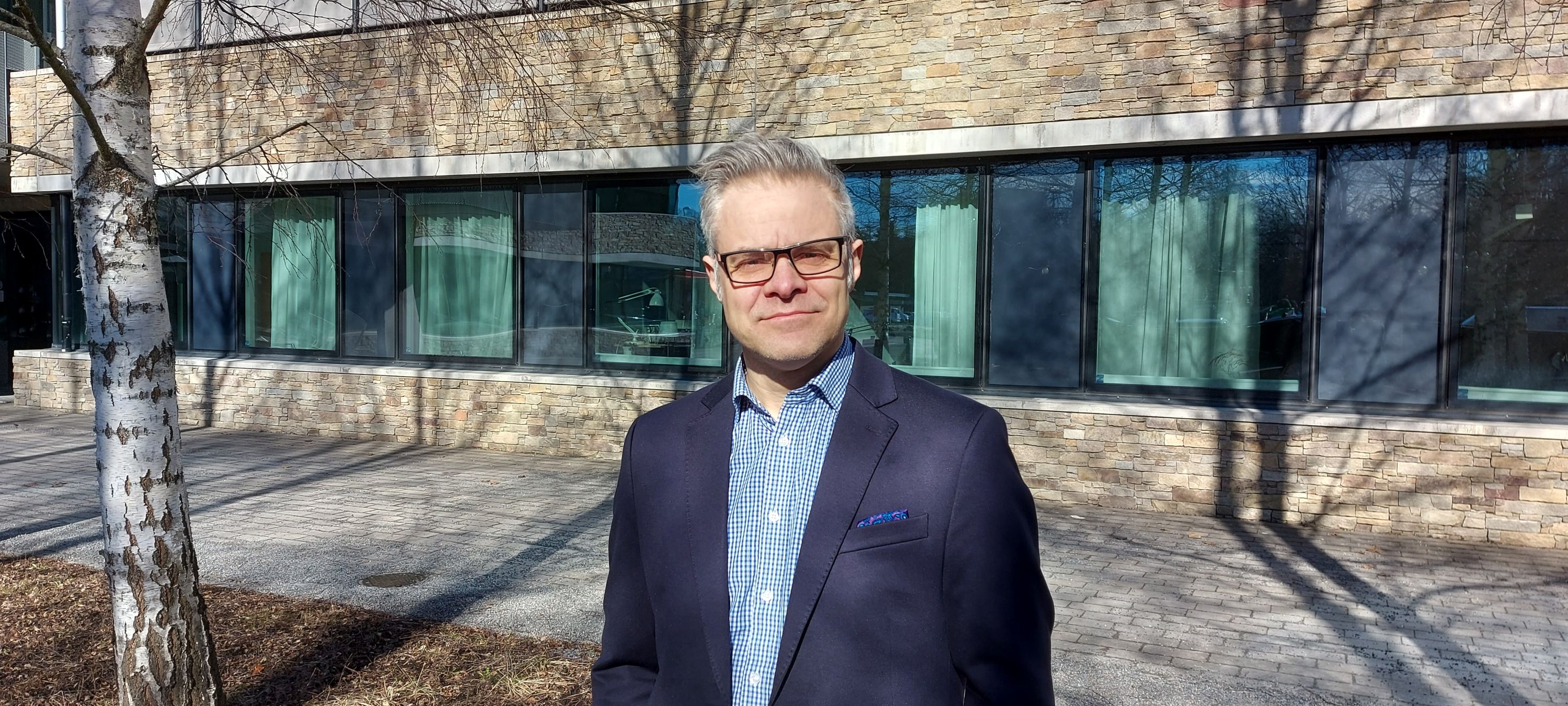 Thomas framför Studenthuset.