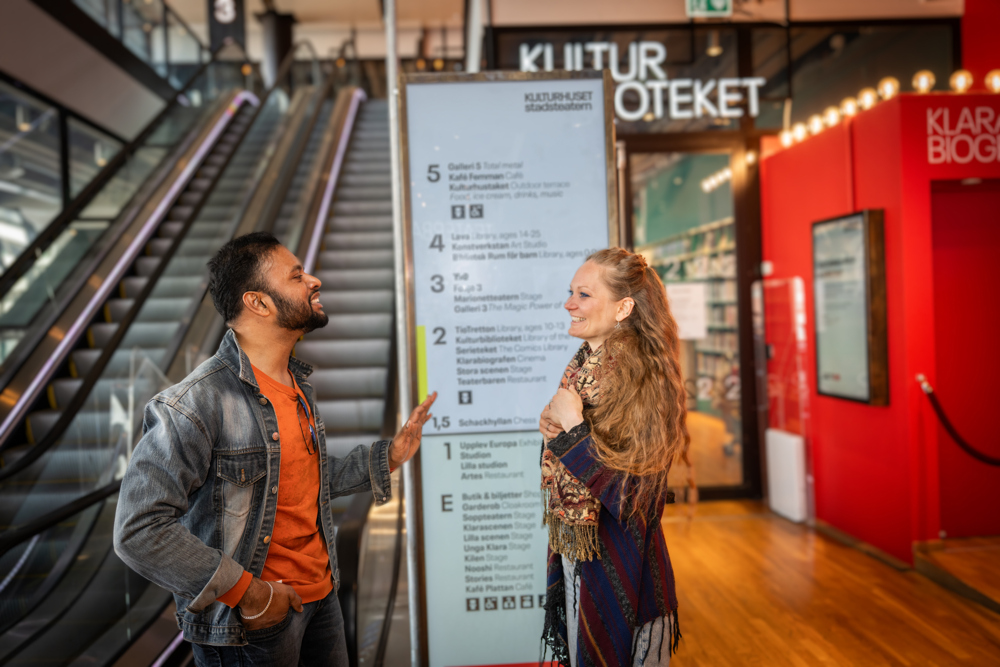 Studenter i samtal på Kulturhuset.
