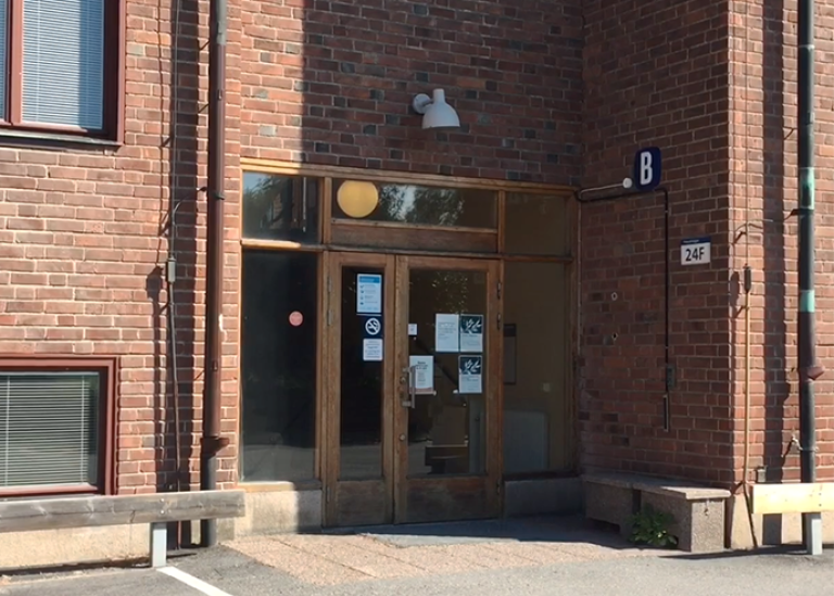 Glasdörr i en brun tegelbyggnad.