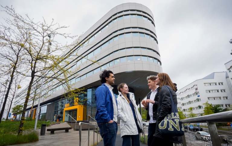 Three DSV students in front of the Nod building in Campus Kista where the department is located.