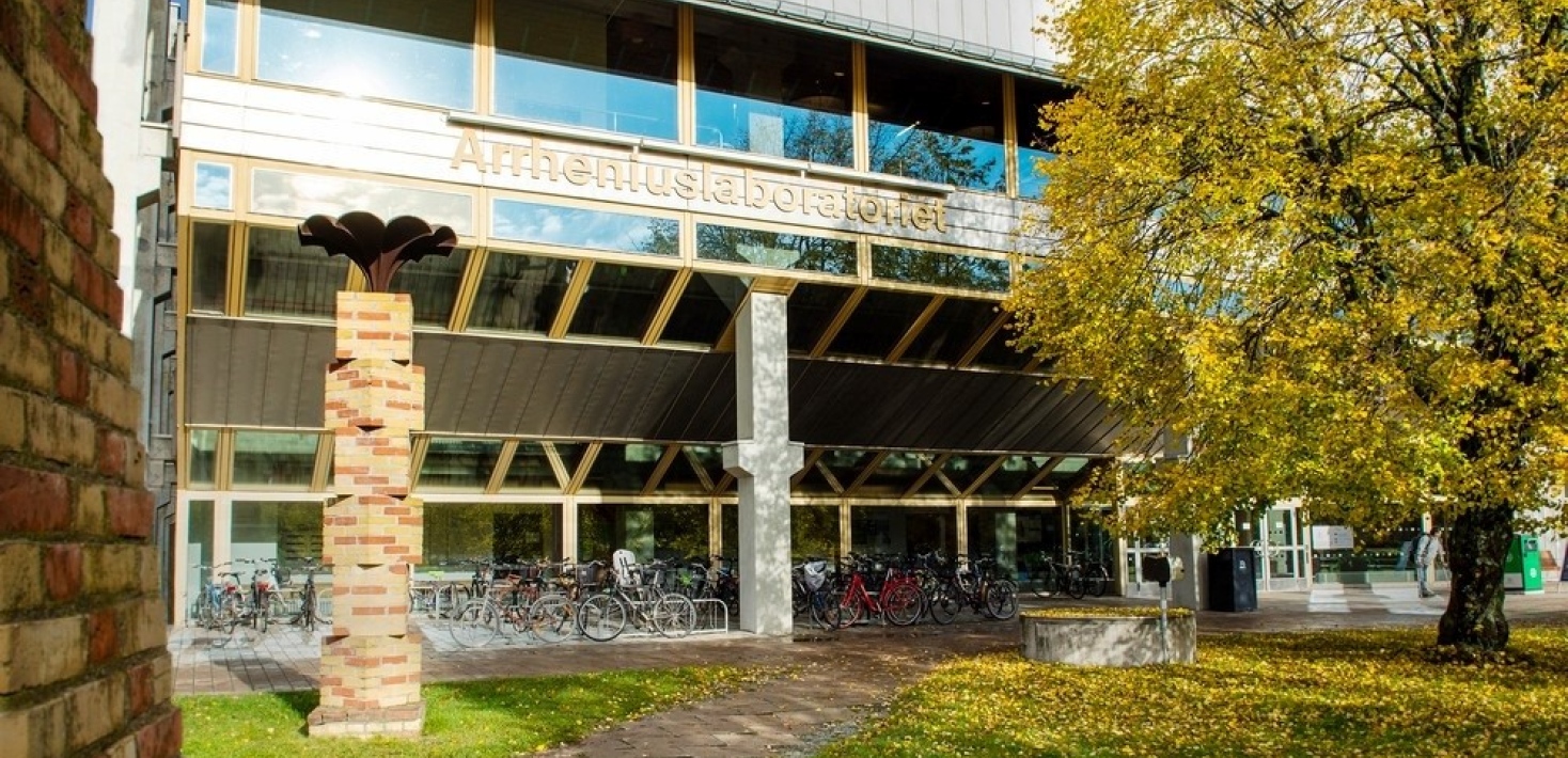Entrance to the Arrheniuslaboratory. A building straight ahead and a tree to the right.