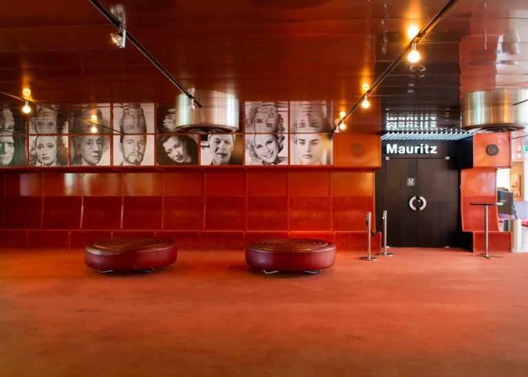 Utanför Bio Mauritz inne i Filmhusets foajé ses bilder på kända skådespelare från förr. Foto: Ingmarie Andersson © Stockholms universitet