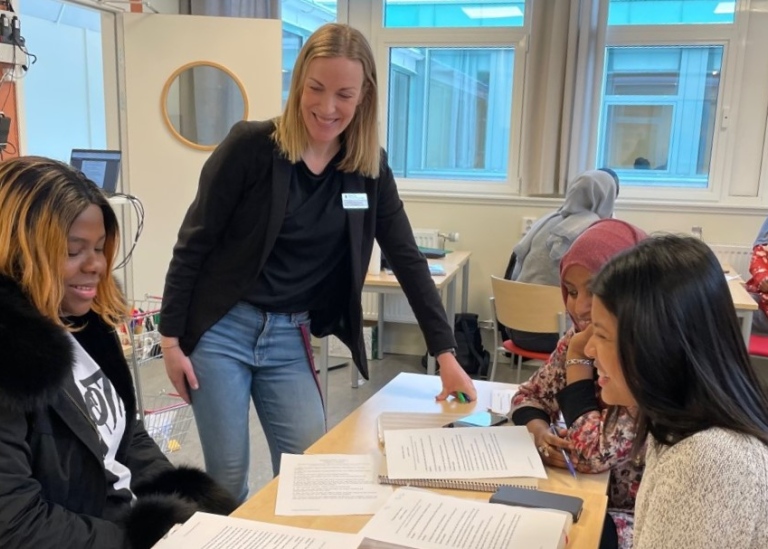 Elever och lärare i klassrum på sfi. Foto: Sandra Gustafsson