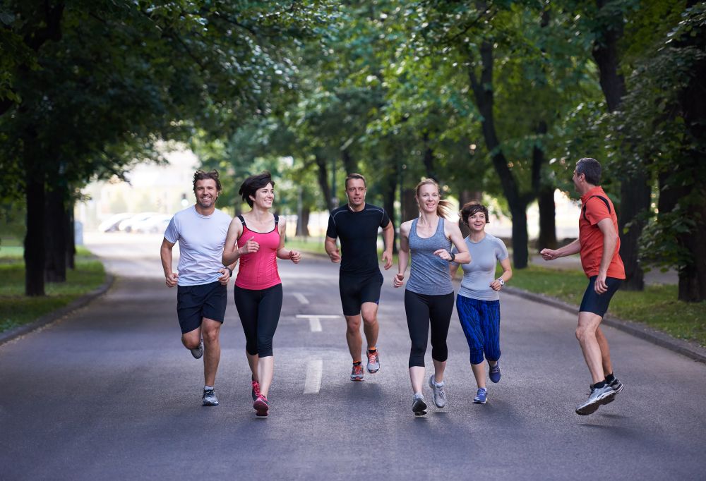 Grupp studenter som joggar.