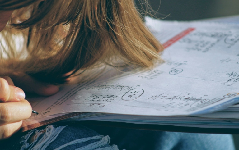 Elev som löser matematiska uppgifter