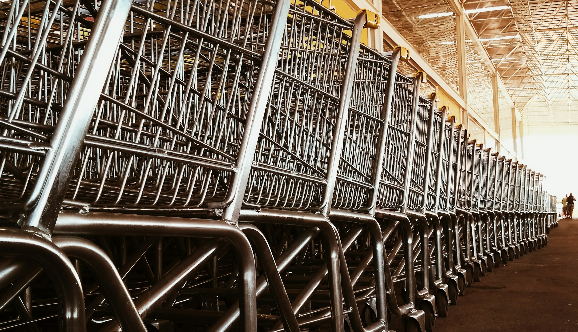 Shoppingvagnar i långa banor.