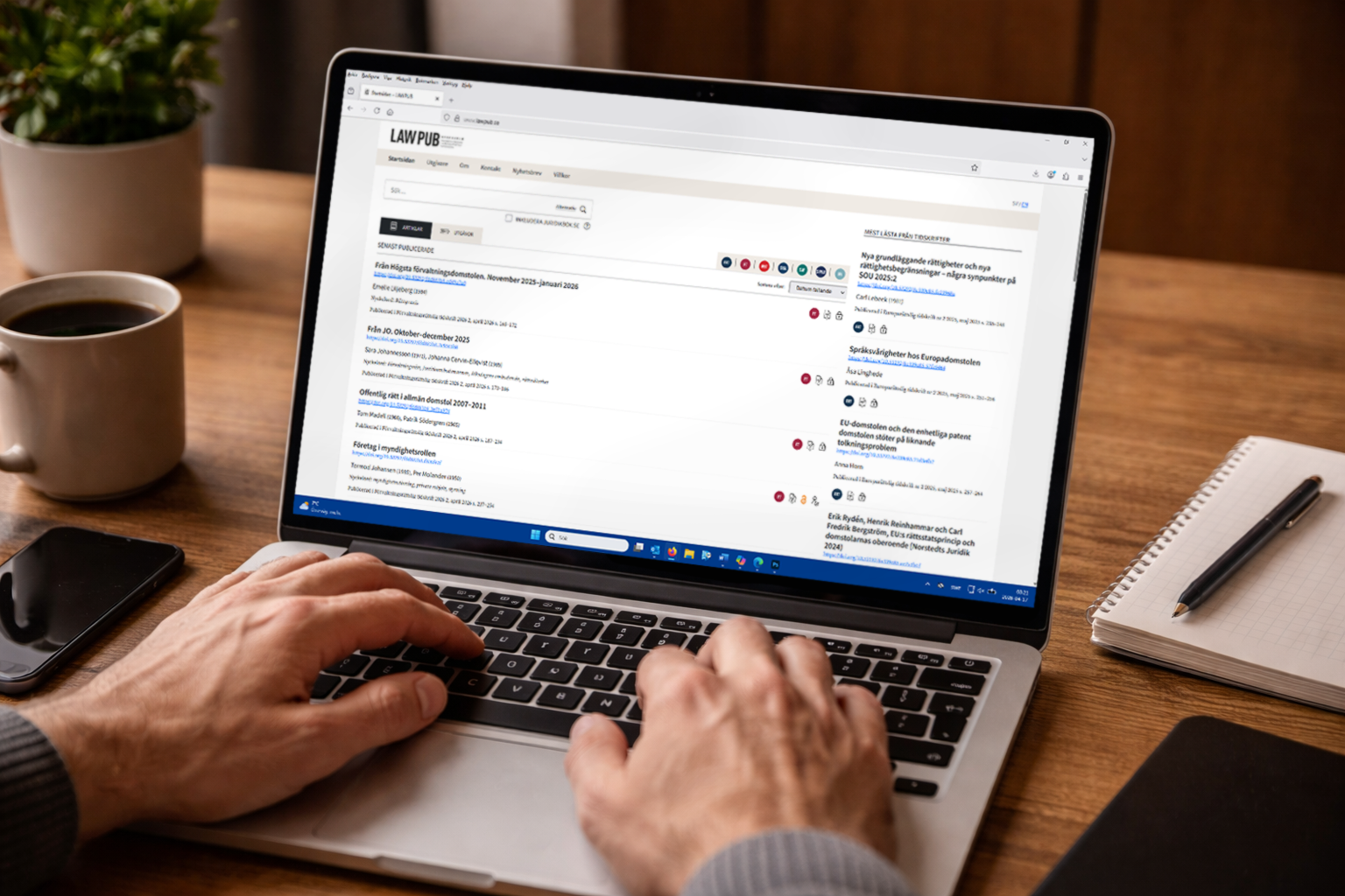 Synvinkel från en person som öppnar dörren till ett vackert bibliotek