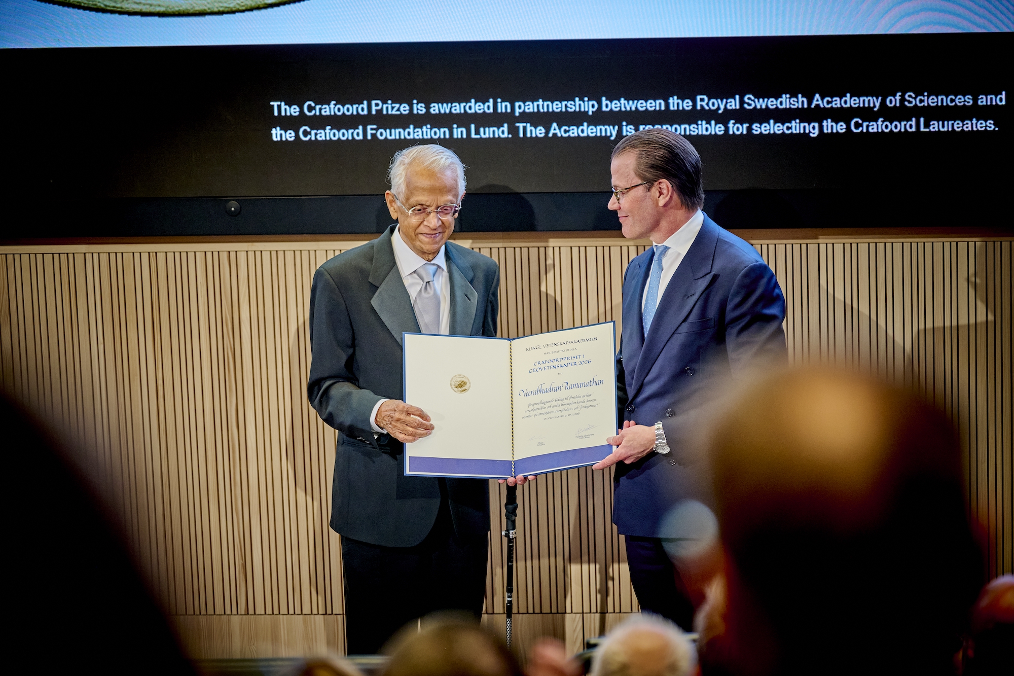 H.R.H. Prince Daniel presents the 2026 Crafoord Prize in Geosciences to climate scientist Veerabhadran Ramanathan.
