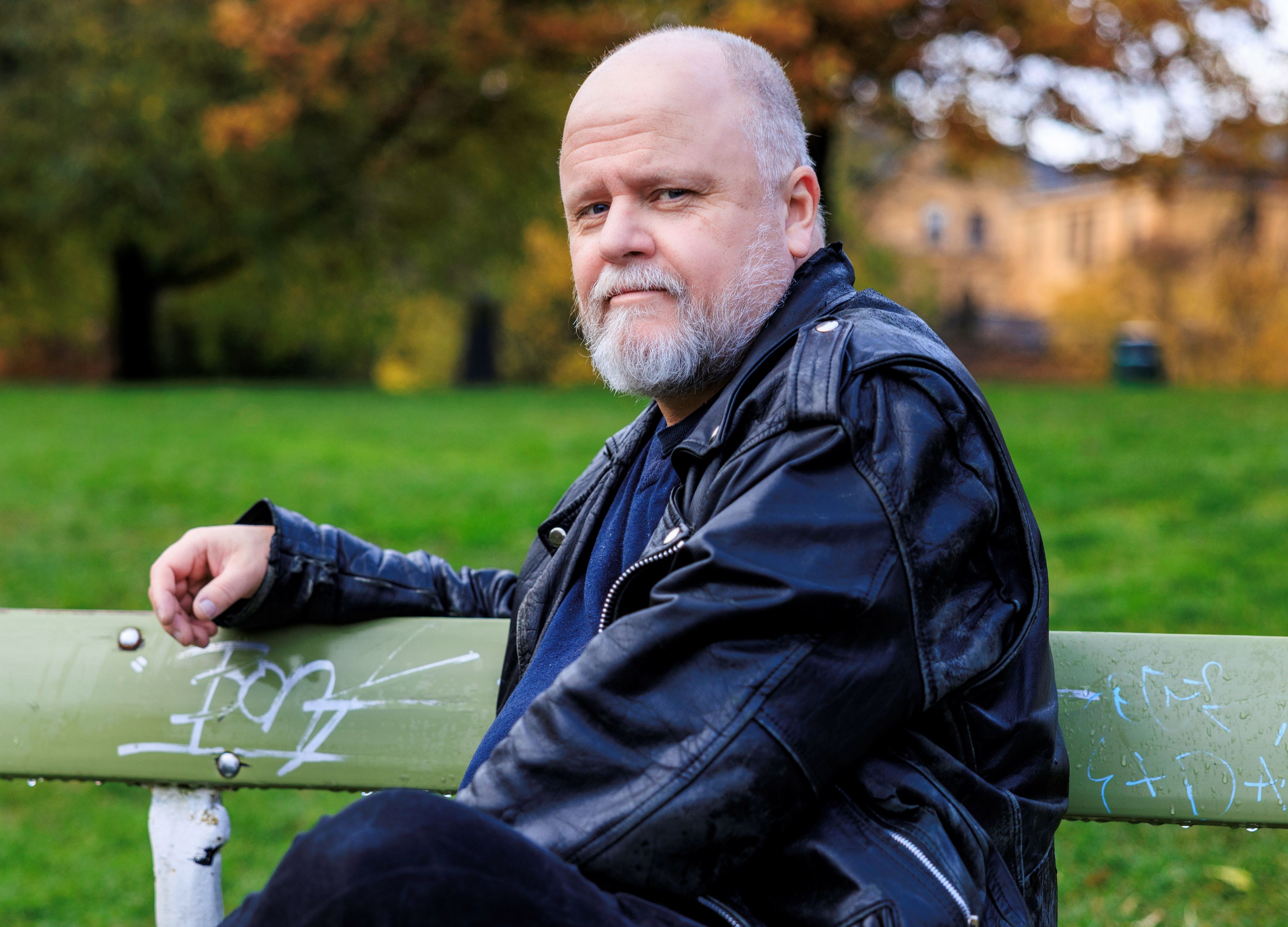 Porträtt av Martin Persson sittande utomhus på en bänk