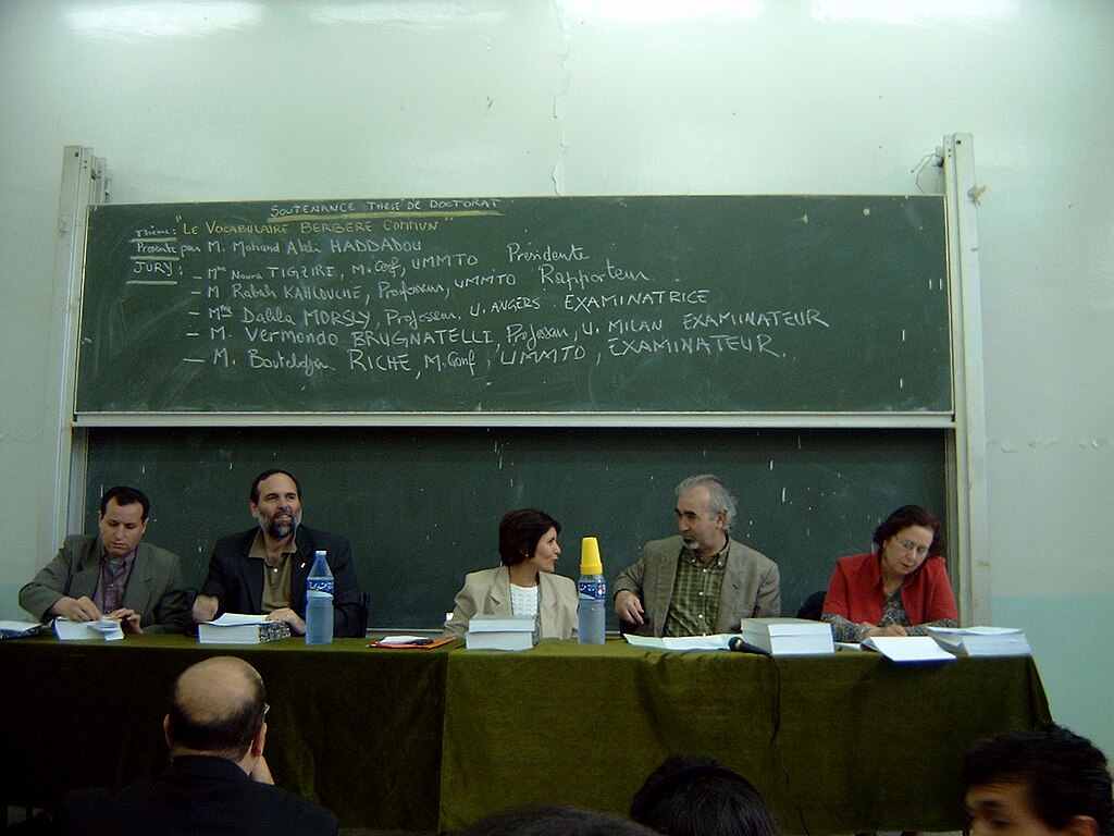 La première thèse de doctorat sur les langues berbères, Université Mouloud Mammeri de Tizi Ouzou, 28 mai 2003. Foto : User:Vermondo, Public domain, via Wikimedia Commons