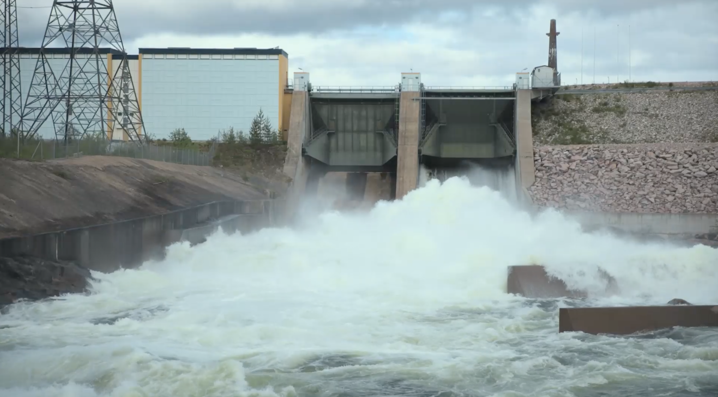 Porjus vattenkraftverk vid Luleälven. Älvens femton aktiva vattenkraftverk står för cirka elva procent av Sveriges totala elproduktion.