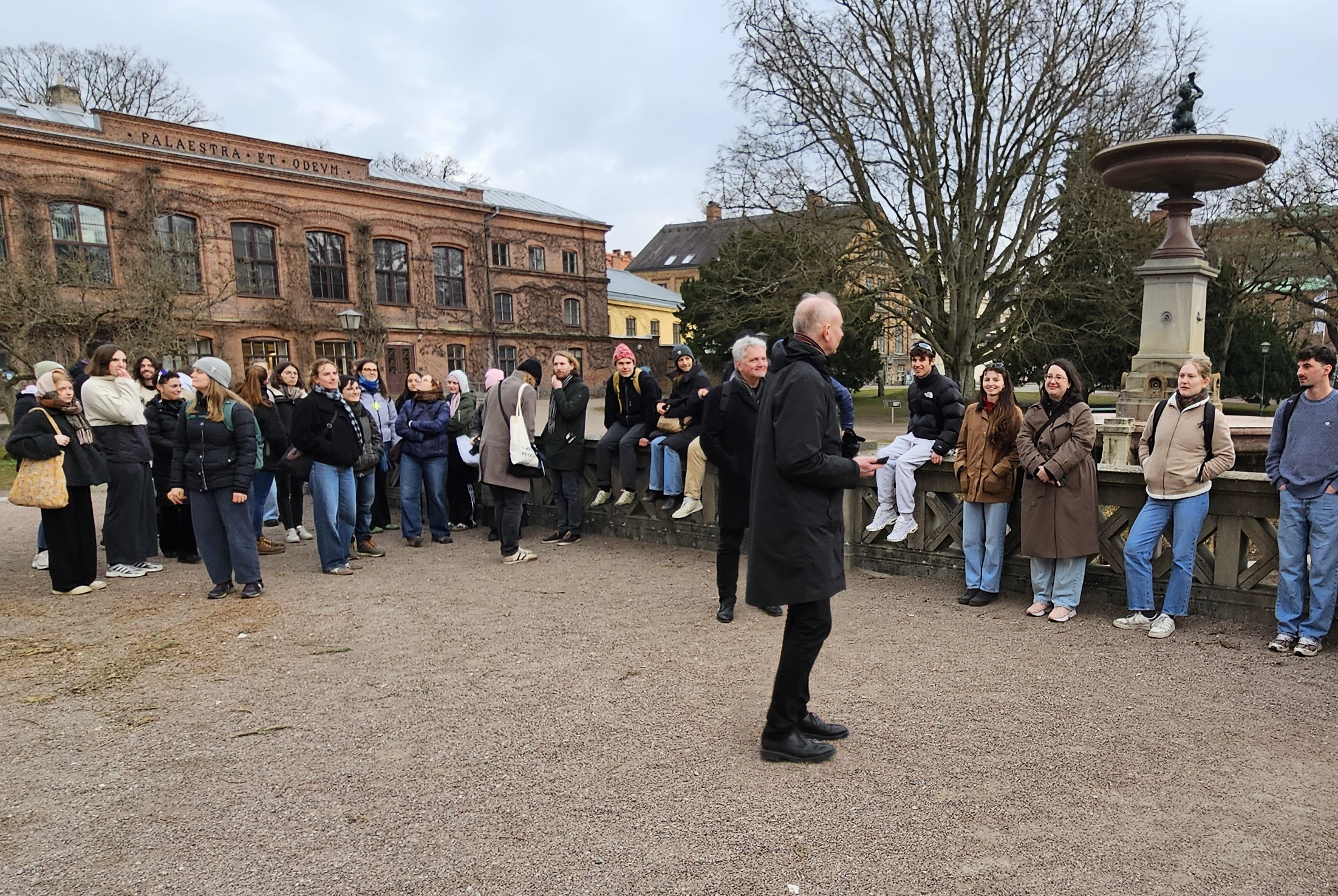 Studenter och lärare från Masterprogrammet i samhällsplanering på ett torg i Lund. 
