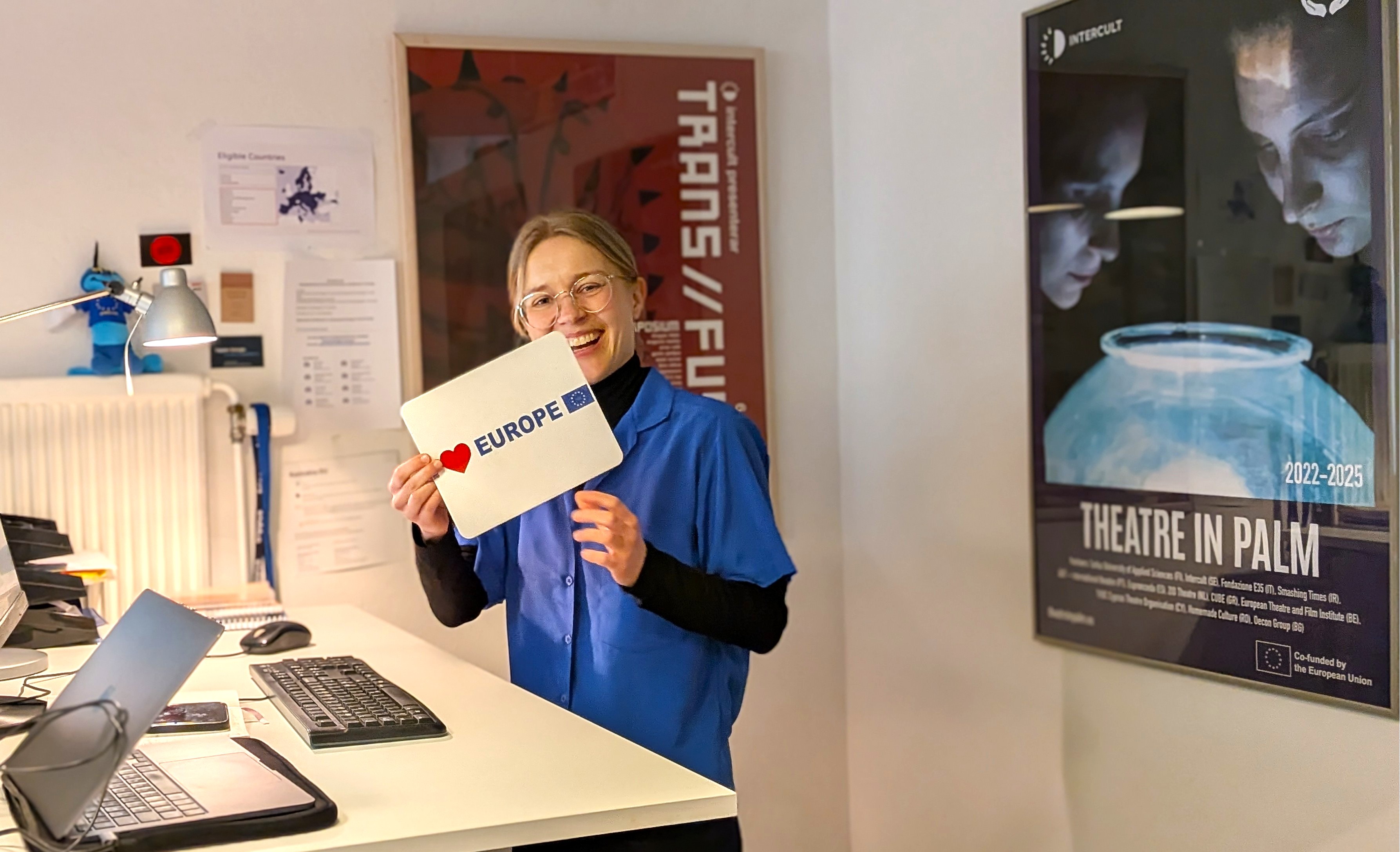 Karin jobbar med att koordinera Intercults internationella kultursamarbeten.