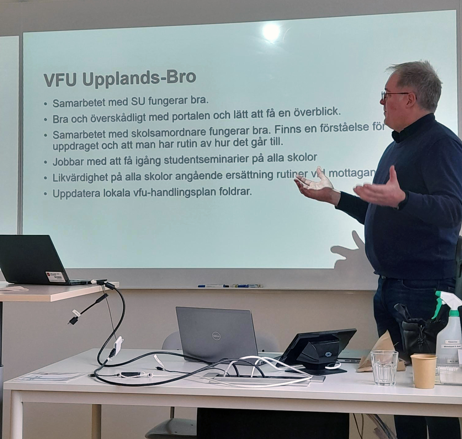 Stefan från Upplands-Bros VFU-kluster presenterar sitt nuläge inför de andra